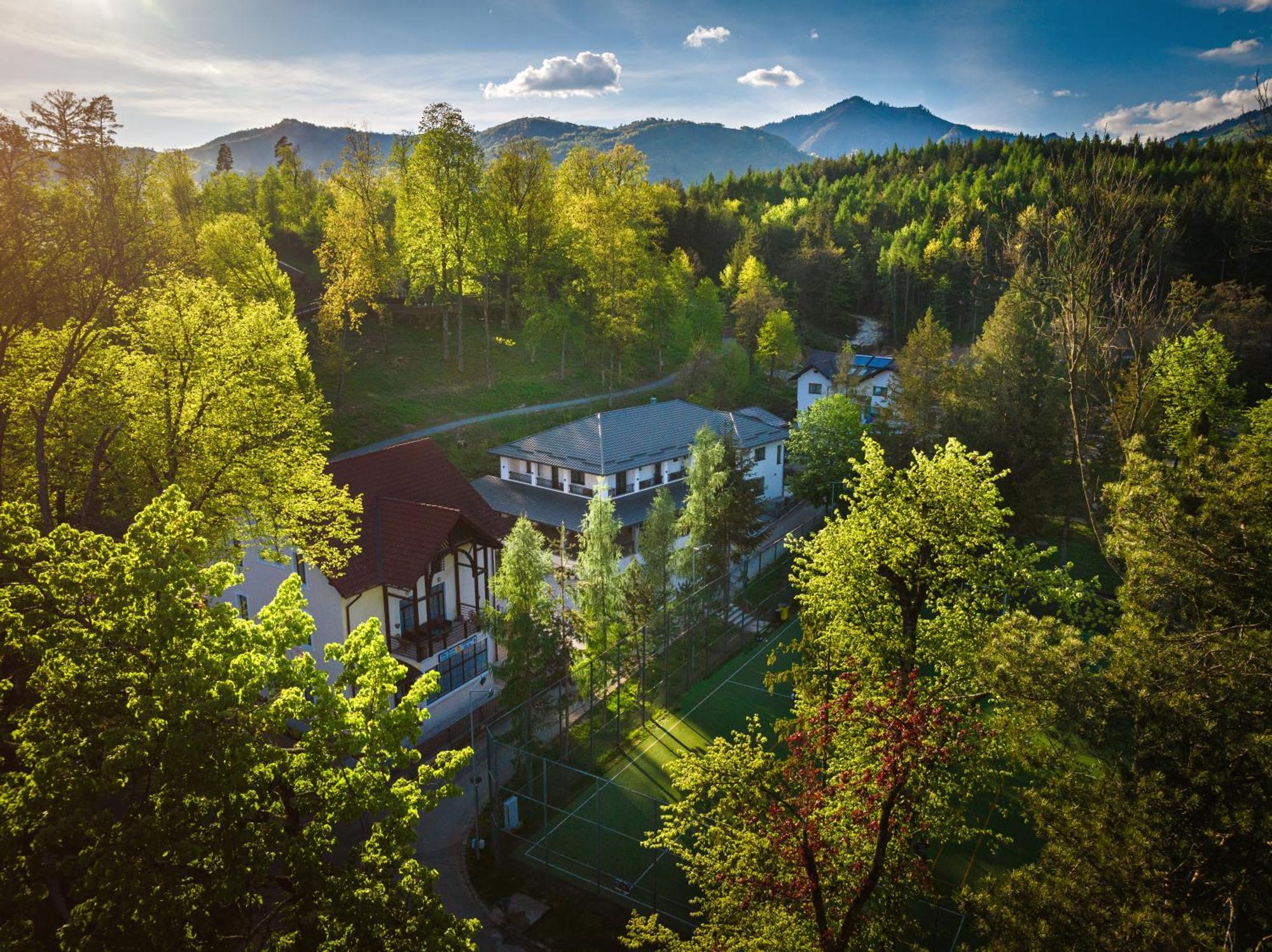 Pensiune Restaurant Perla Singeorz-Bai Exteriör bild